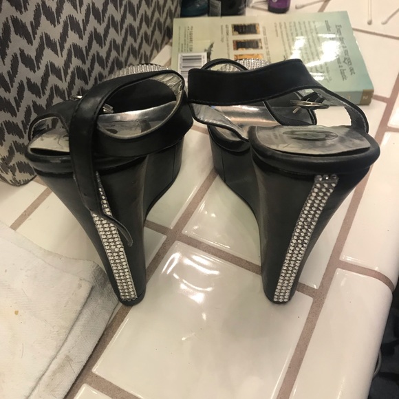 Never Worn Guess Heels - Picture 3 of 3